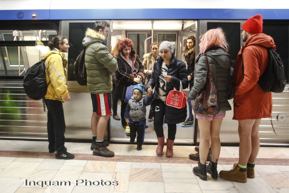Tinerii din Bucuresti s-au plimbat in lenjerie intima la metrou si au donat haine. Reactiile calatorilor. GALERIE FOTO - Imaginea 4