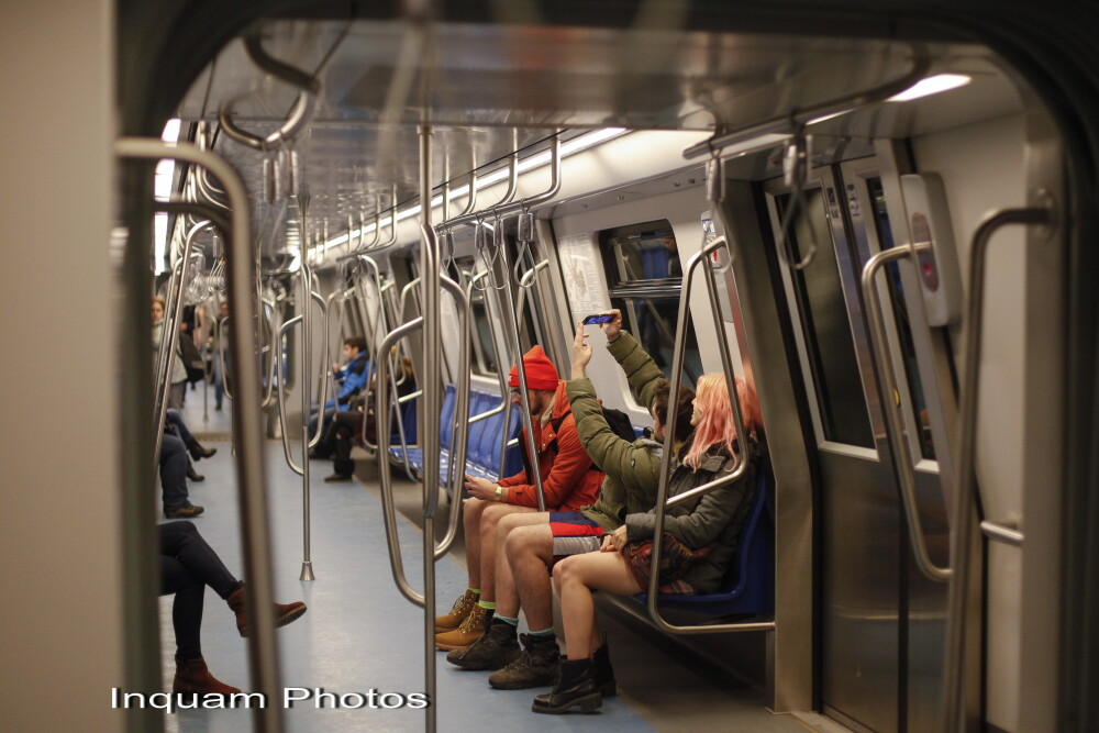 Tinerii din Bucuresti s-au plimbat in lenjerie intima la metrou si au donat haine. Reactiile calatorilor. GALERIE FOTO - Imaginea 2