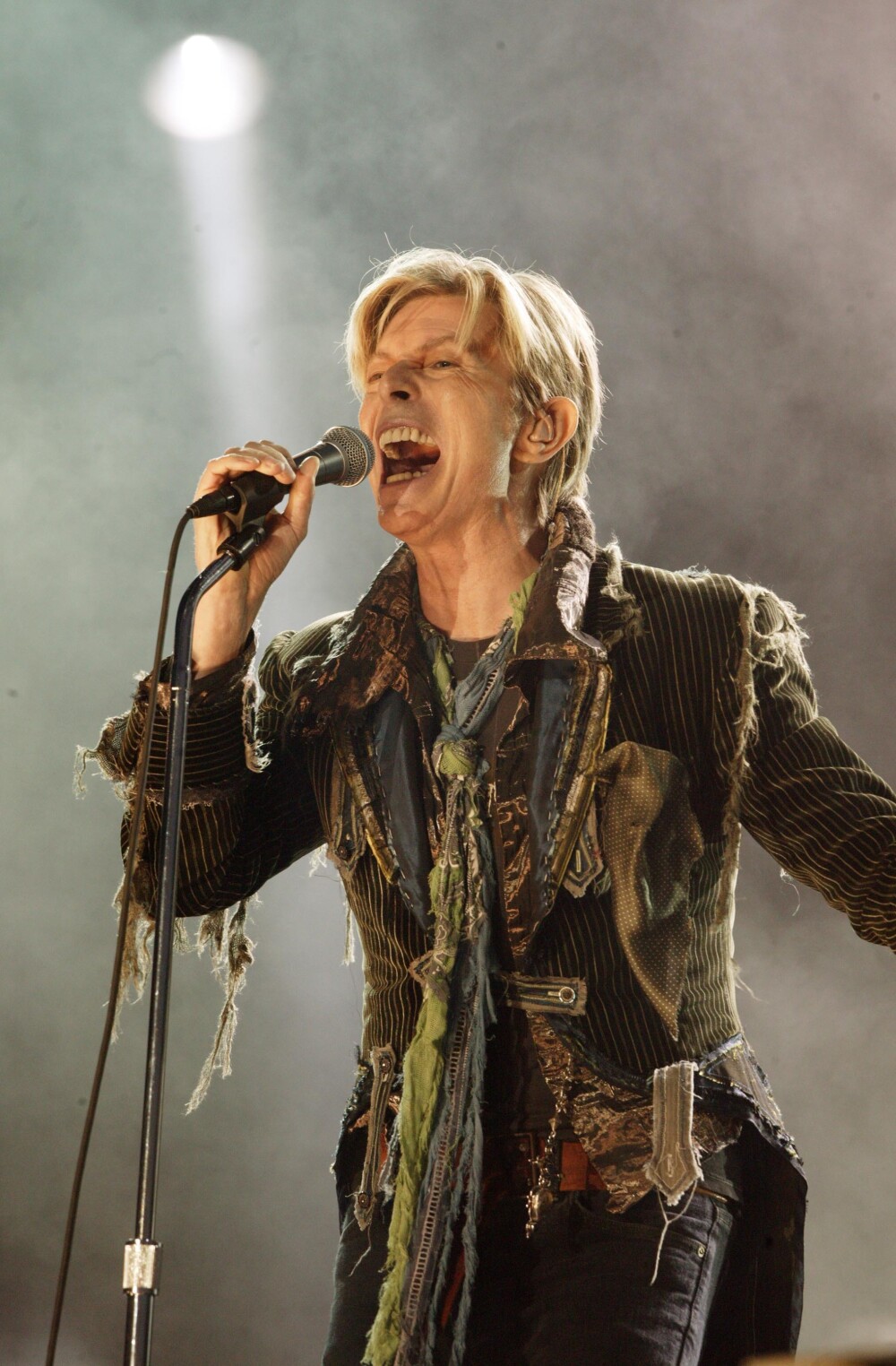 Multiplele fețe ale lui David Bowie, o legenda mereu in schimbare. Artistul si-a luat adio cu un mesaj de pe ultimul album - Imaginea 8