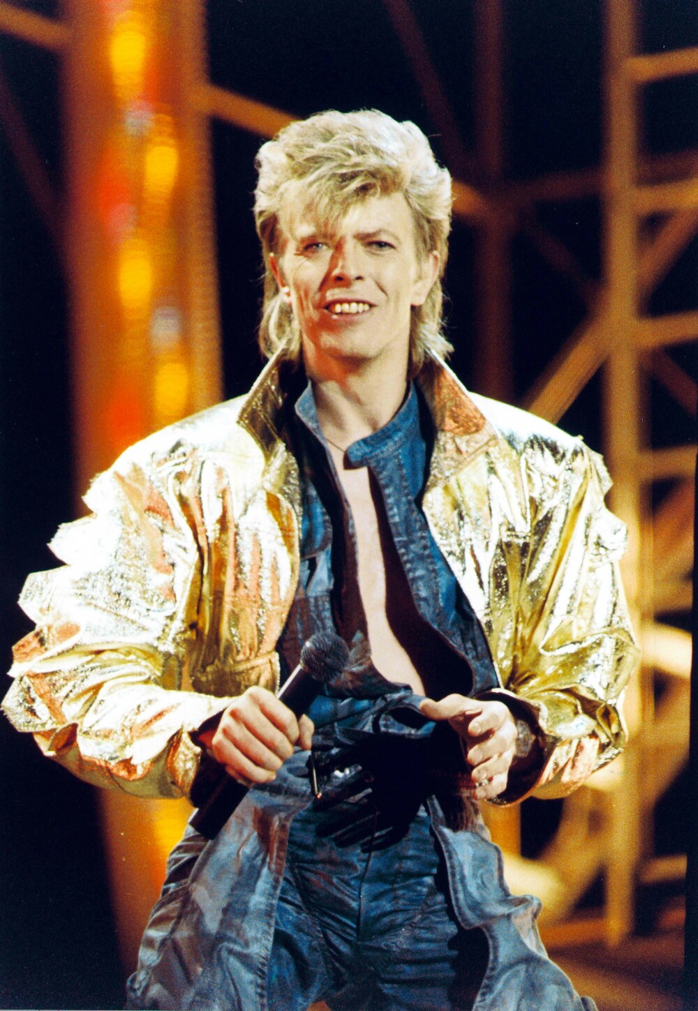 Multiplele fețe ale lui David Bowie, o legenda mereu in schimbare. Artistul si-a luat adio cu un mesaj de pe ultimul album - Imaginea 5