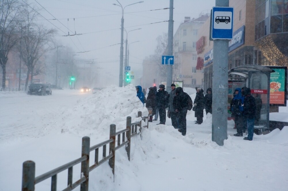 Orasul din Rusia ingropat de ninsori. S-a depus peste un metru de zapada in doar cateva ore. FOTO - Imaginea 12