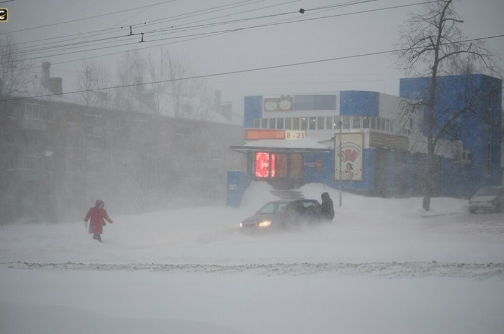 Orasul din Rusia ingropat de ninsori. S-a depus peste un metru de zapada in doar cateva ore. FOTO - Imaginea 11