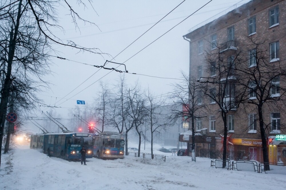 Orasul din Rusia ingropat de ninsori. S-a depus peste un metru de zapada in doar cateva ore. FOTO - Imaginea 9