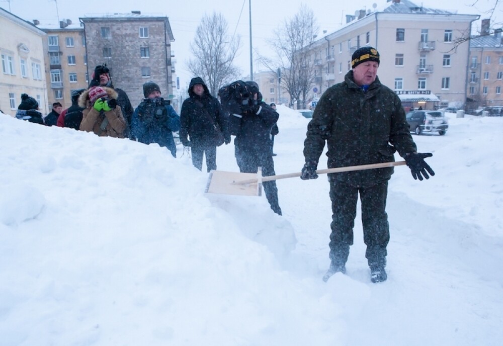 Orasul din Rusia ingropat de ninsori. S-a depus peste un metru de zapada in doar cateva ore. FOTO - Imaginea 8