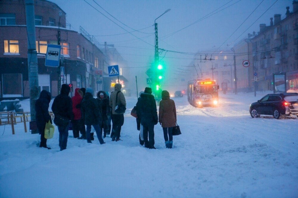 Orasul din Rusia ingropat de ninsori. S-a depus peste un metru de zapada in doar cateva ore. FOTO - Imaginea 7