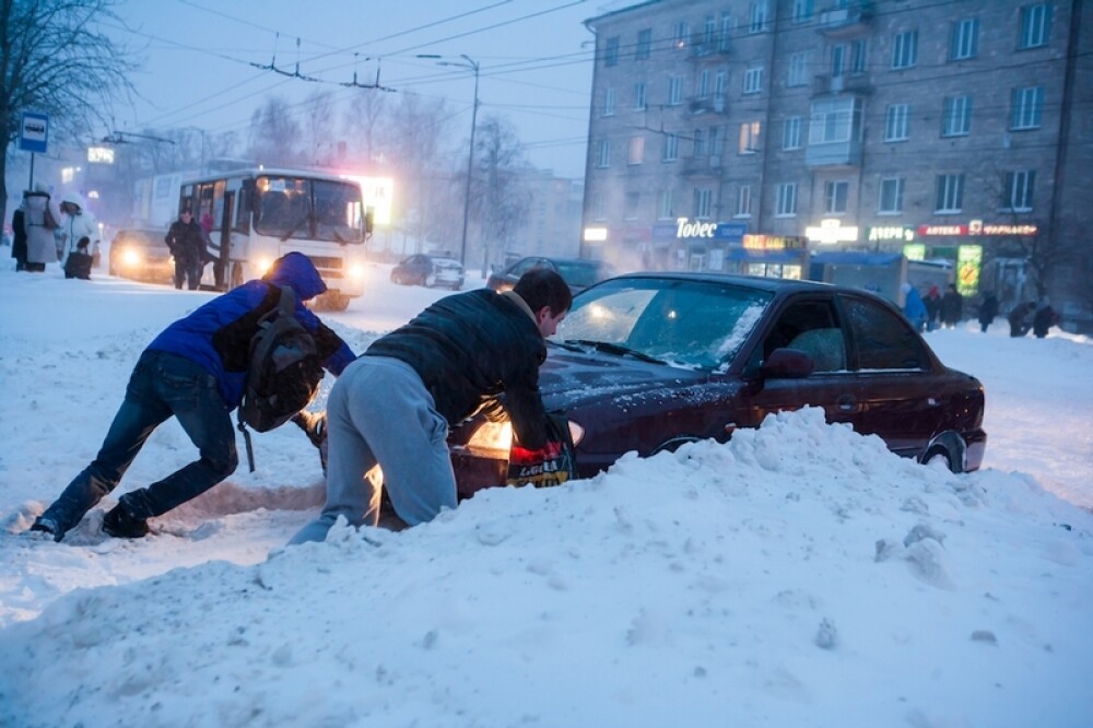 Orasul din Rusia ingropat de ninsori. S-a depus peste un metru de zapada in doar cateva ore. FOTO - Imaginea 6