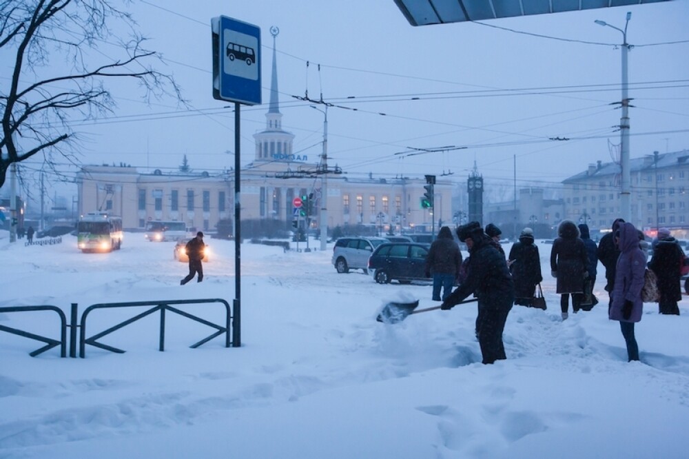 Orasul din Rusia ingropat de ninsori. S-a depus peste un metru de zapada in doar cateva ore. FOTO - Imaginea 5