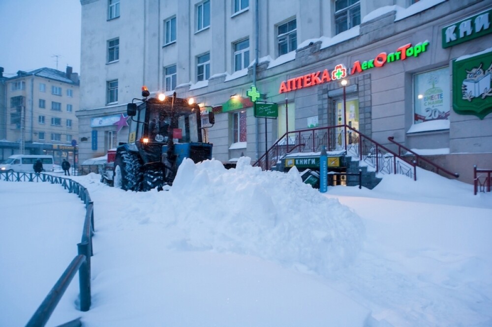 Orasul din Rusia ingropat de ninsori. S-a depus peste un metru de zapada in doar cateva ore. FOTO - Imaginea 4