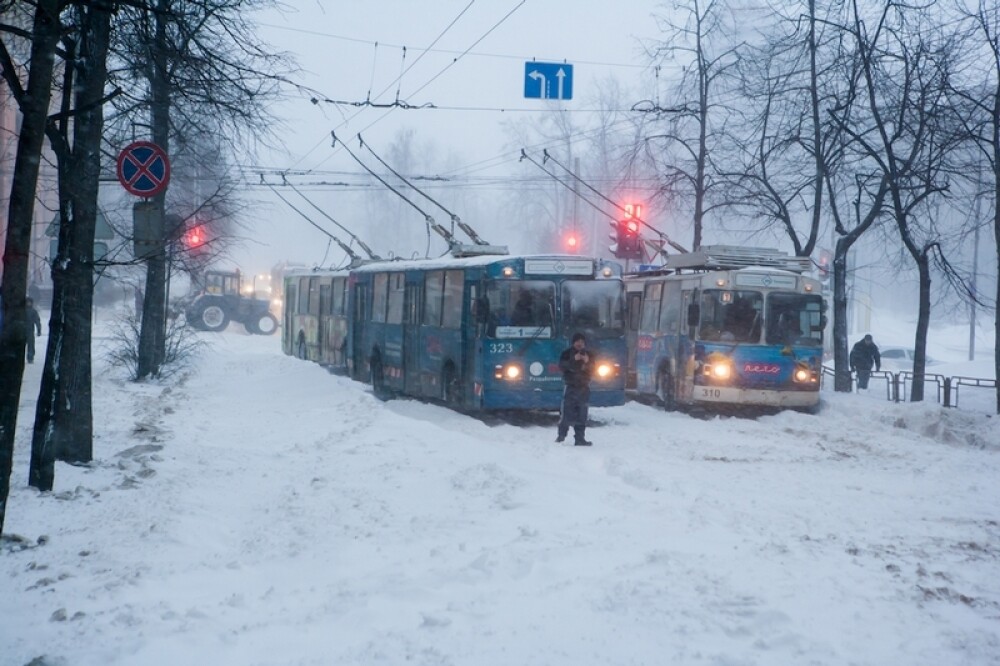 Orasul din Rusia ingropat de ninsori. S-a depus peste un metru de zapada in doar cateva ore. FOTO - Imaginea 3