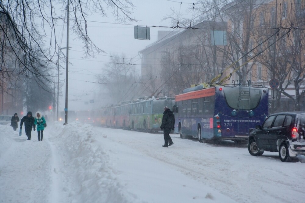 Orasul din Rusia ingropat de ninsori. S-a depus peste un metru de zapada in doar cateva ore. FOTO - Imaginea 2