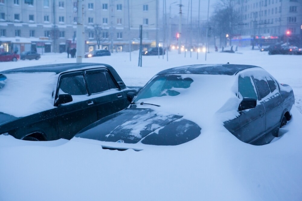 Orasul din Rusia ingropat de ninsori. S-a depus peste un metru de zapada in doar cateva ore. FOTO - Imaginea 1