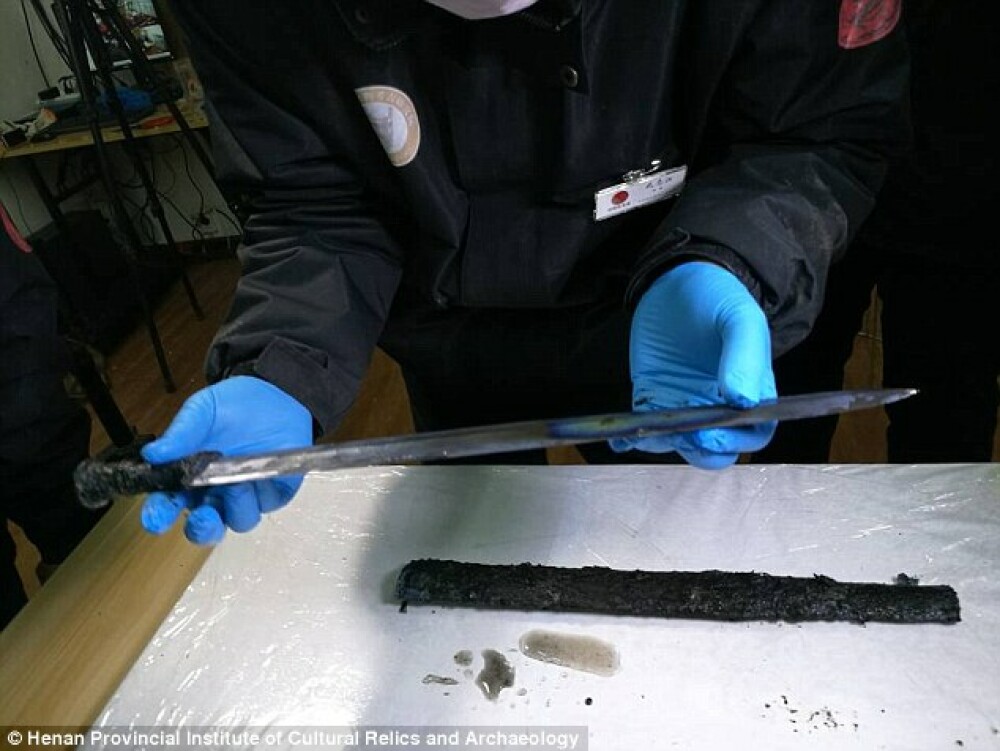 Cativa oameni de stiinta au gasit o sabie antica, veche de peste 2000 de ani. Dupa ce au scos-o din teaca au ramas uimiti - Imaginea 1