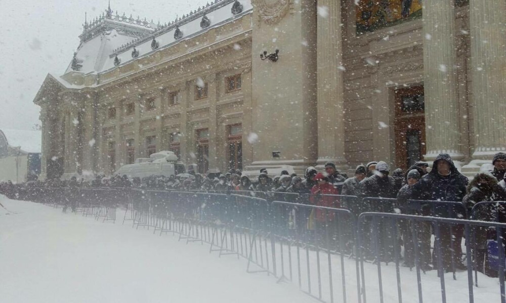 Oamenii au asteptat ore intregi la coada la Patriarhie pentru agheasma. 