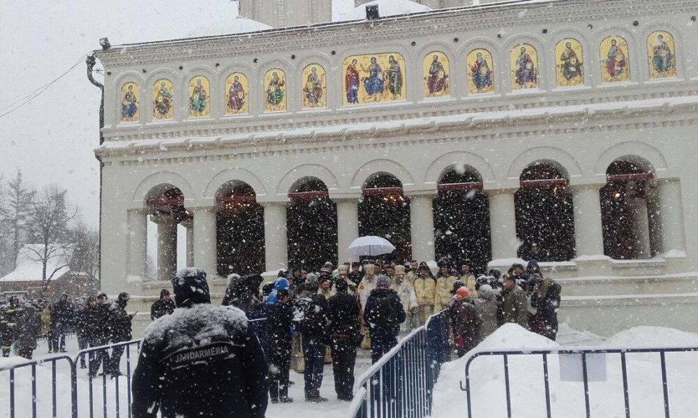 Oamenii au asteptat ore intregi la coada la Patriarhie pentru agheasma. 