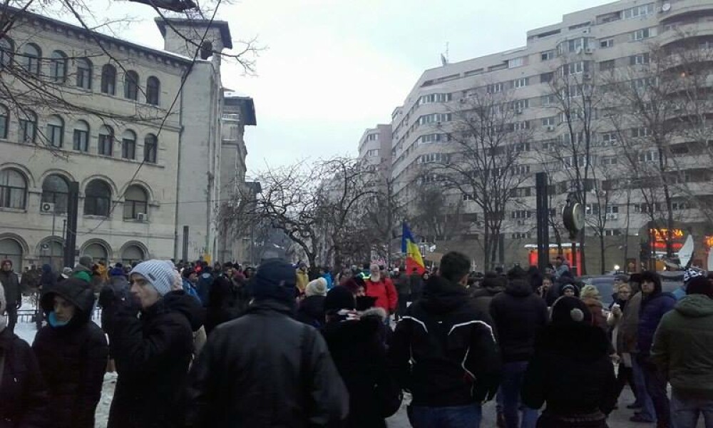20.000 de oameni au protestat pasnic in Capitala fata de legea gratierii. Iohannis, prezent la Universitate. VIDEO si FOTO - Imaginea 2
