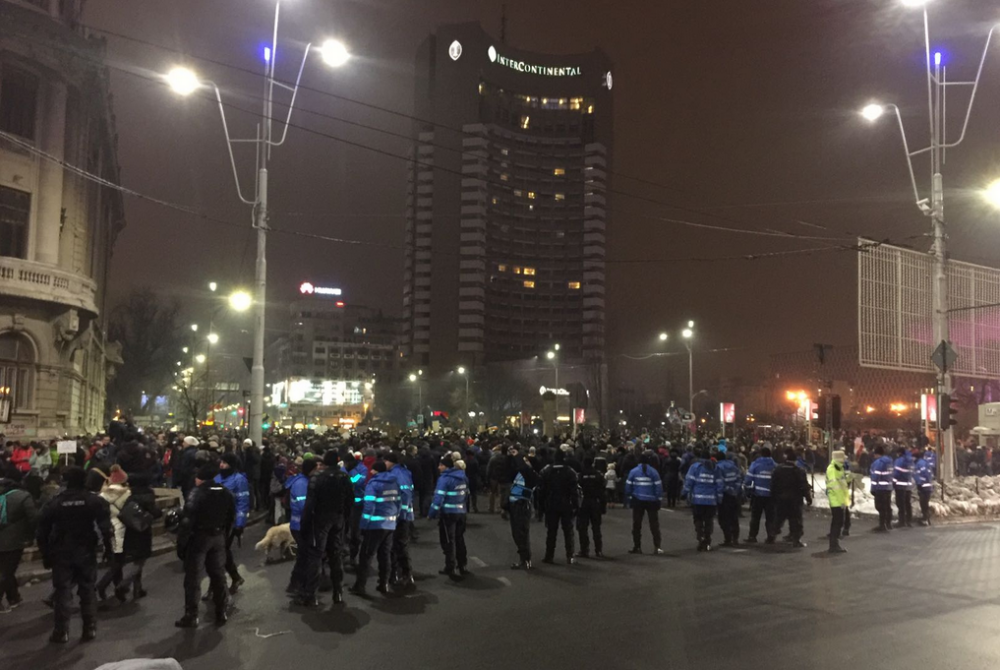 20.000 de oameni au protestat pasnic in Capitala fata de legea gratierii. Iohannis, prezent la Universitate. VIDEO si FOTO - Imaginea 7