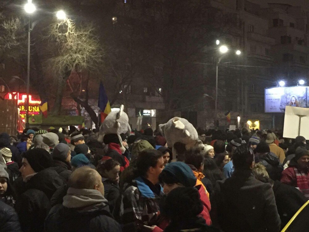 20.000 de oameni au protestat pasnic in Capitala fata de legea gratierii. Iohannis, prezent la Universitate. VIDEO si FOTO - Imaginea 14