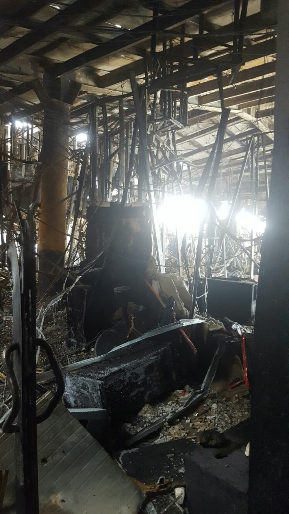 Noi imagini cu incendiul din Bamboo, filmate din interior. Joshua Castellano acuza ca cineva i-a dat foc la club - Imaginea 5