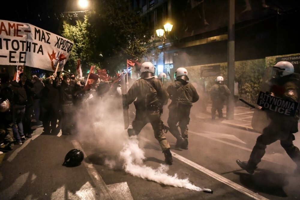 Ciocniri violente între polițiști și protestatari, la Atena. Oamenii, furioși pe Merkel - Imaginea 1