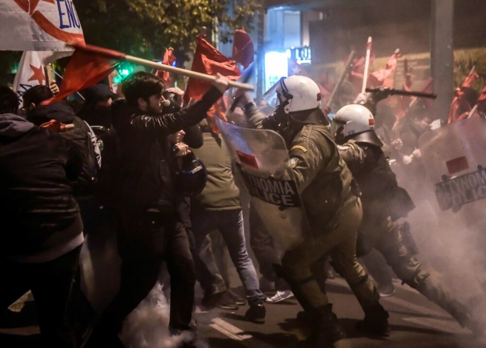 Ciocniri violente între polițiști și protestatari, la Atena. Oamenii, furioși pe Merkel - Imaginea 2