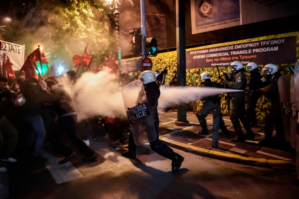 Ciocniri violente între polițiști și protestatari, la Atena. Oamenii, furioși pe Merkel - Imaginea 4