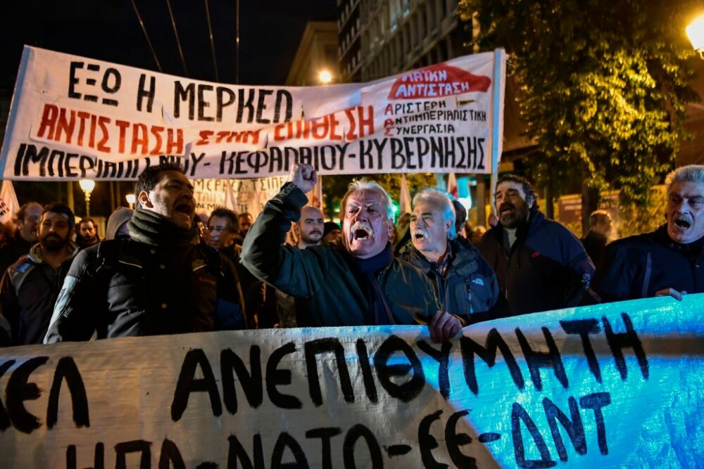 Ciocniri violente între polițiști și protestatari, la Atena. Oamenii, furioși pe Merkel - Imaginea 5