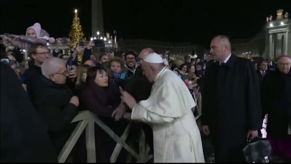 Papa a vorbit despre violența împotriva femeilor după ce a lovit mâna unei credincioase - Imaginea 1