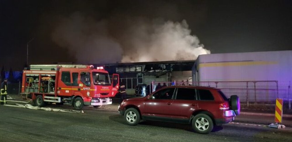 Șapte mașini au fost făcute scrum într-un incendiu izbucnit într-un service din Târgu Mureș - Imaginea 1