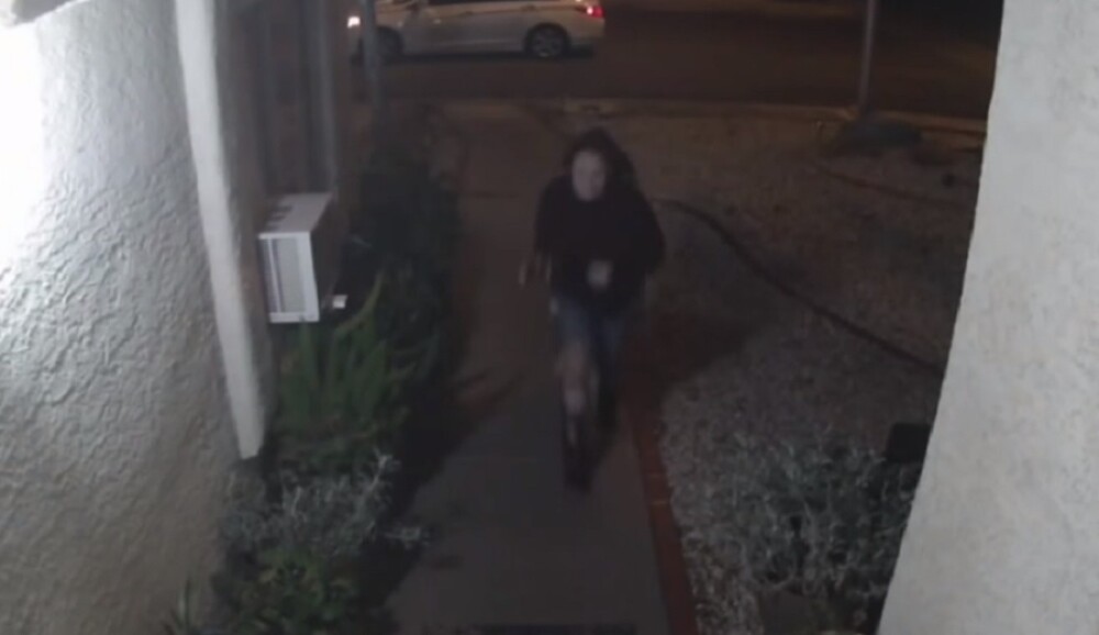 Momentul în care o tânără e bătută și răpită de pe stradă, filmat de camere. Apelul poliției - Imaginea 1