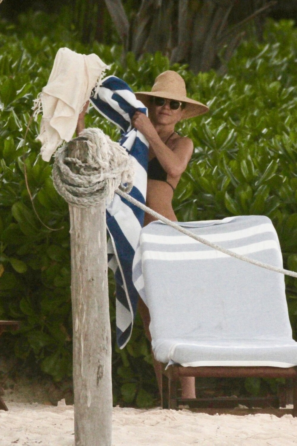 Jennifer Aniston și-a surprins fanii cu o poză în costum de baie. Lângă cine a fost văzută - Imaginea 5