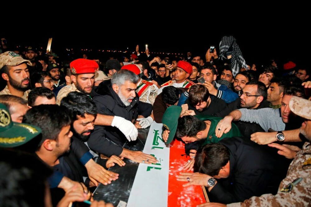 Generalul Soleimani, omagiat în Iran. Zeci de mii de oameni au invadat străzile - Imaginea 3