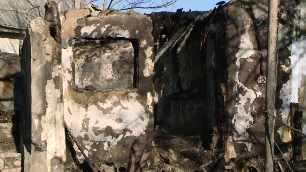 Doi bătrâni din Iași, salvați de un vecin după ce casa le-a fost mistuită de flăcări - Imaginea 2