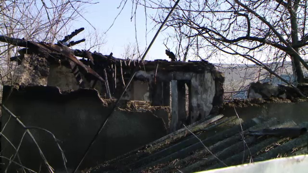 Doi bătrâni din Iași, salvați de un vecin după ce casa le-a fost mistuită de flăcări - Imaginea 3