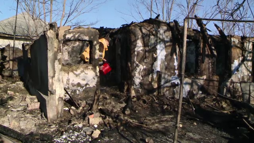 Doi bătrâni din Iași, salvați de un vecin după ce casa le-a fost mistuită de flăcări - Imaginea 4