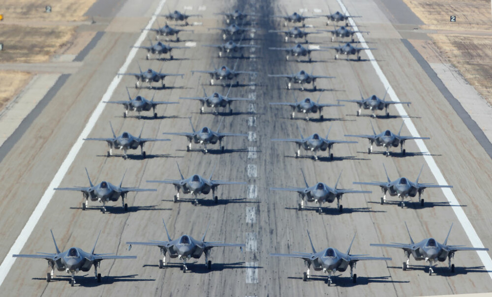 Forțele SUA își încordează mușchii. Exercițiu militar cu 52 de avioane de ultimă generație - Imaginea 1