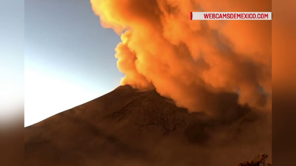 Erupție puternică a unui vulcan din Mexic. Lava a ajuns la 3 km deasupra craterului. VIDEO - Imaginea 3