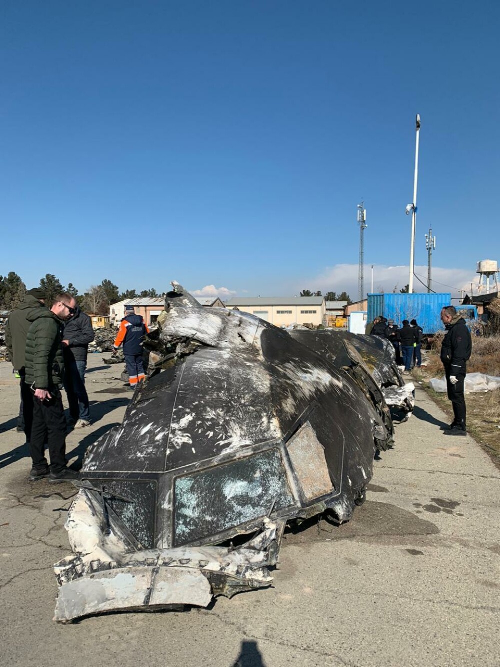 Imagini sfâşietoare de la locul prăbuşirii avionului ucrainean. Ce au găsit anchetatorii - Imaginea 1