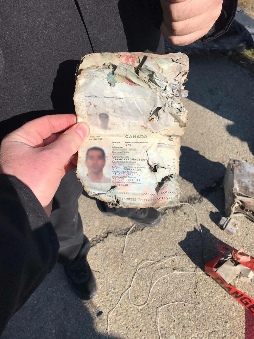Imagini sfâşietoare de la locul prăbuşirii avionului ucrainean. Ce au găsit anchetatorii - Imaginea 3