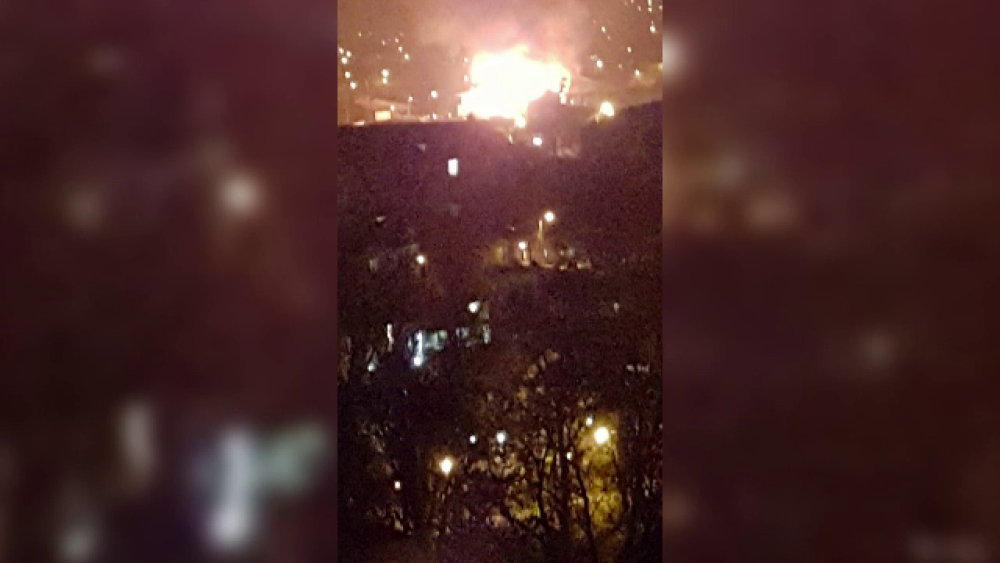 Panică în București, după ce acoperișul unei case a luat foc. Ce i-a încurcat pe pompieri - Imaginea 2