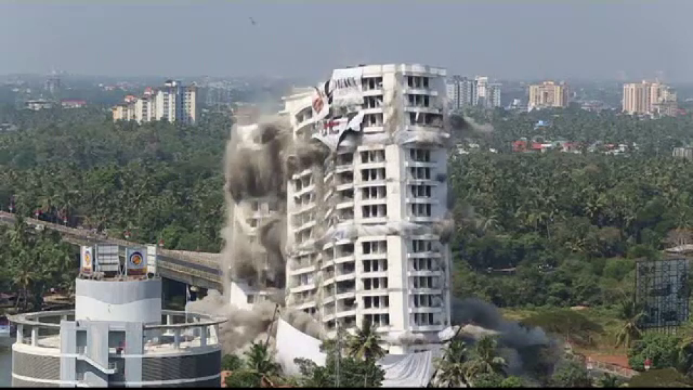 VIDEO. Momentul în care explodează două blocuri rezidențiale abia construite - Imaginea 1