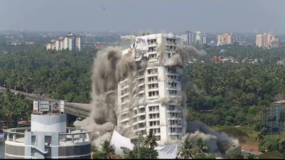 VIDEO. Momentul în care explodează două blocuri rezidențiale abia construite - Imaginea 2