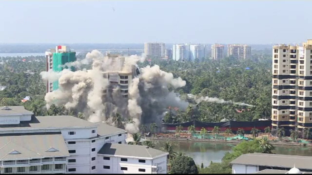 VIDEO. Momentul în care explodează două blocuri rezidențiale abia construite - Imaginea 3