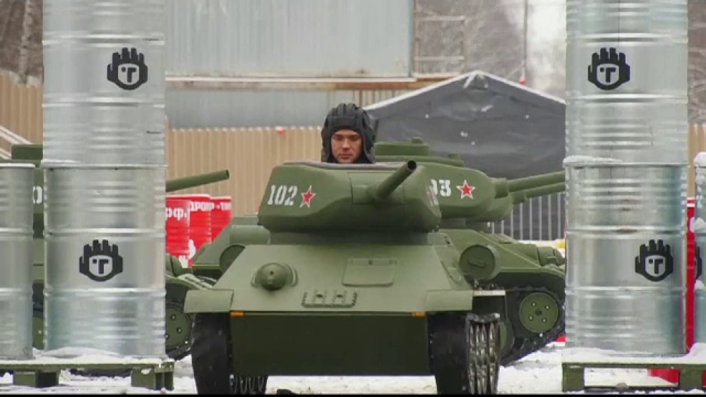 Cea mai nouă distracție în Rusia. Plimbarea cu mini-tancul atrage chiar și pensionarii - Imaginea 1