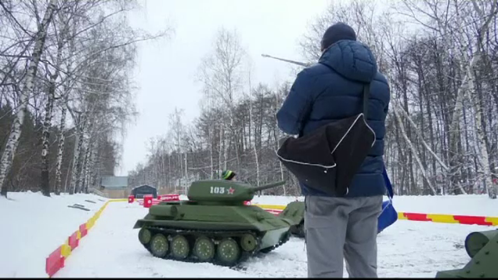 Cea mai nouă distracție în Rusia. Plimbarea cu mini-tancul atrage chiar și pensionarii - Imaginea 2