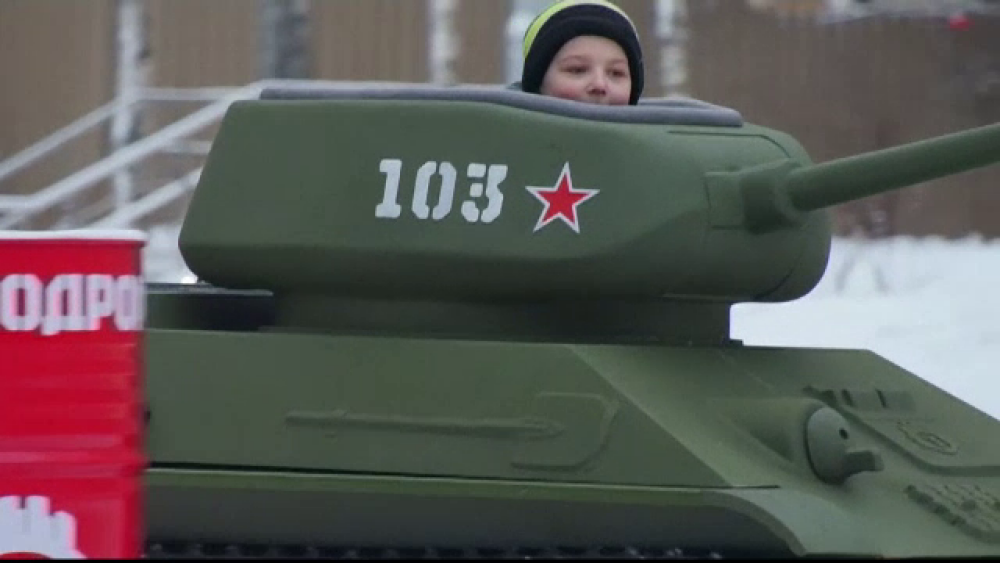 Cea mai nouă distracție în Rusia. Plimbarea cu mini-tancul atrage chiar și pensionarii - Imaginea 3