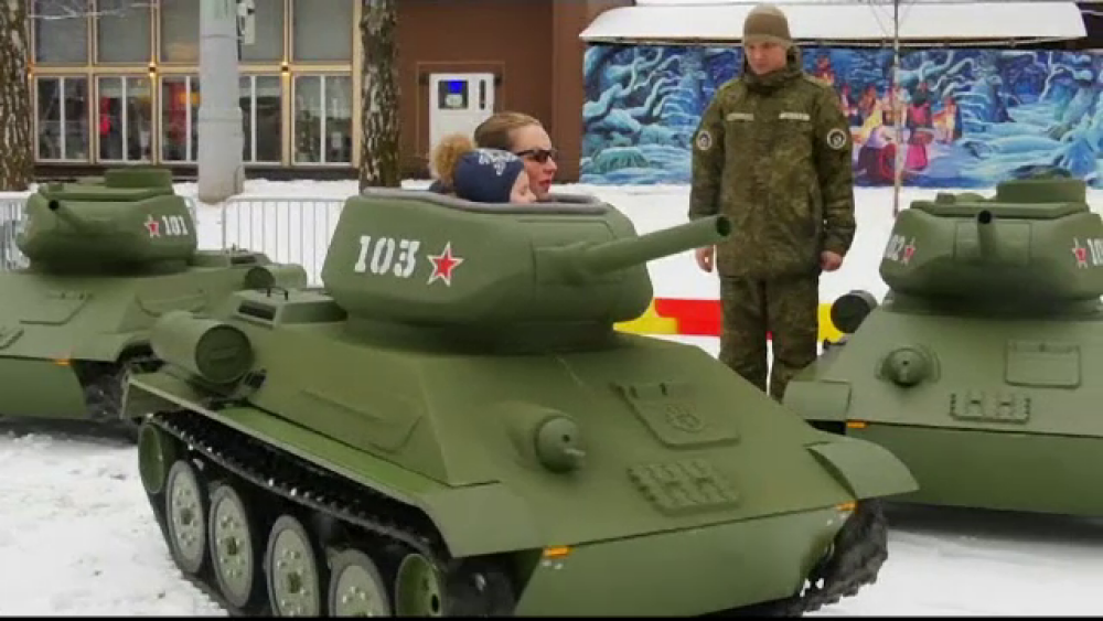Cea mai nouă distracție în Rusia. Plimbarea cu mini-tancul atrage chiar și pensionarii - Imaginea 5