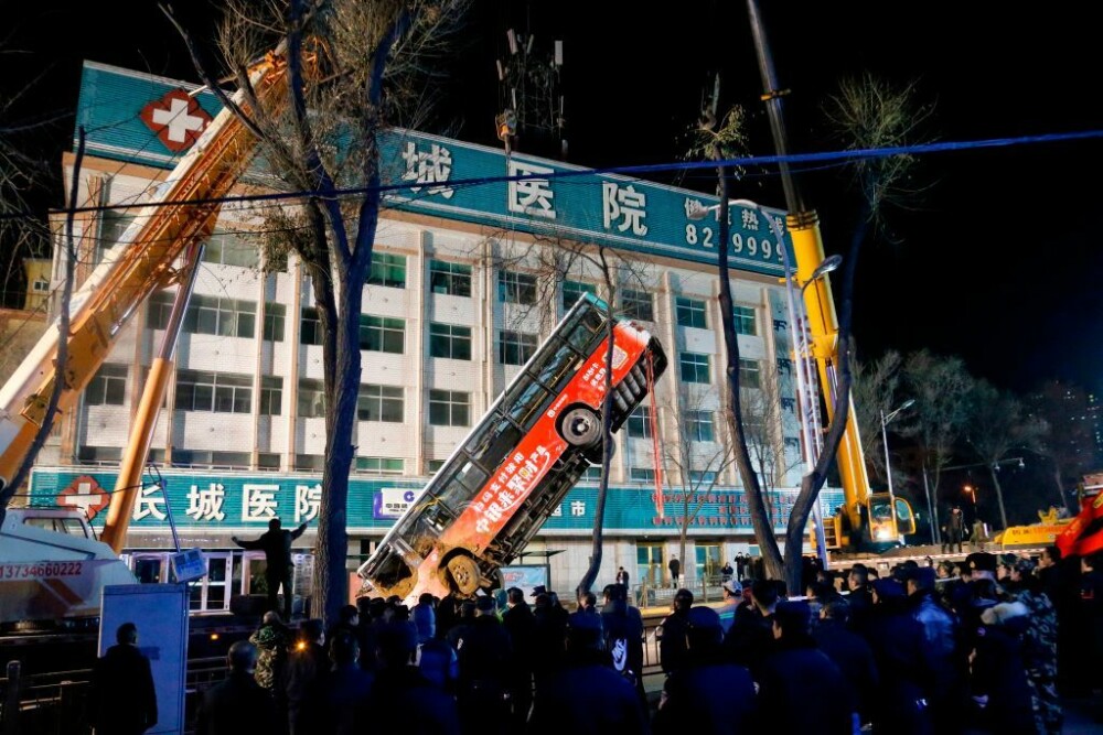 VIDEO. 6 morți în China după ce drumul s-a surpat și a 