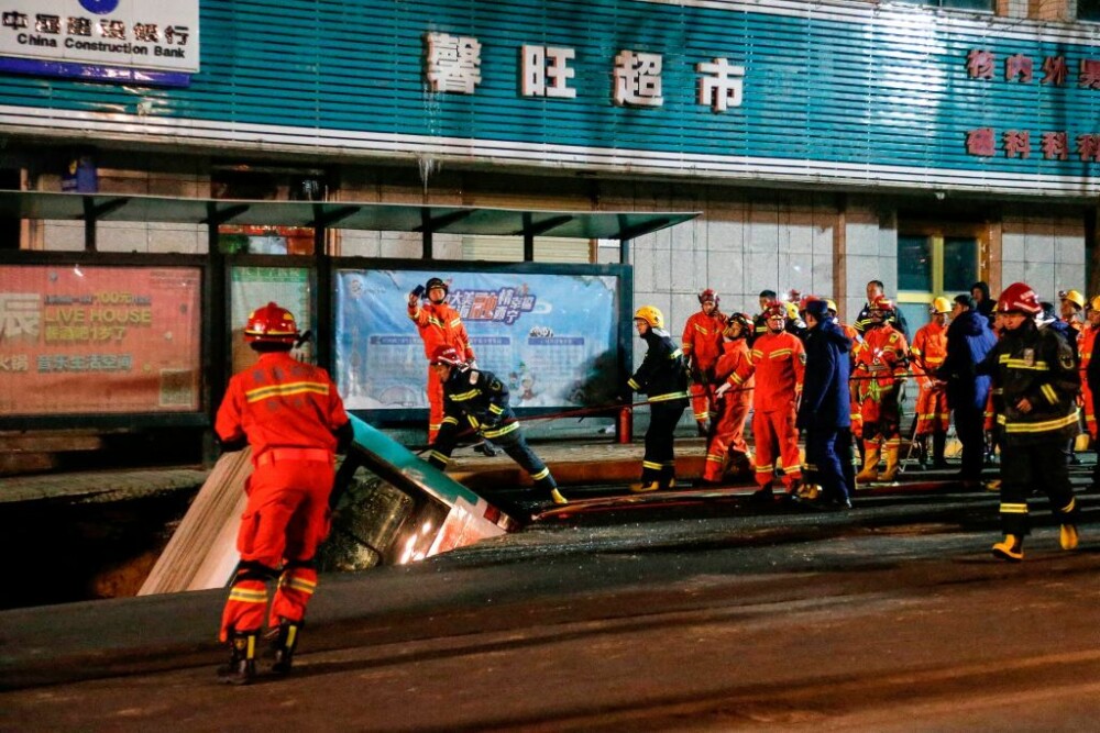 VIDEO. 6 morți în China după ce drumul s-a surpat și a 