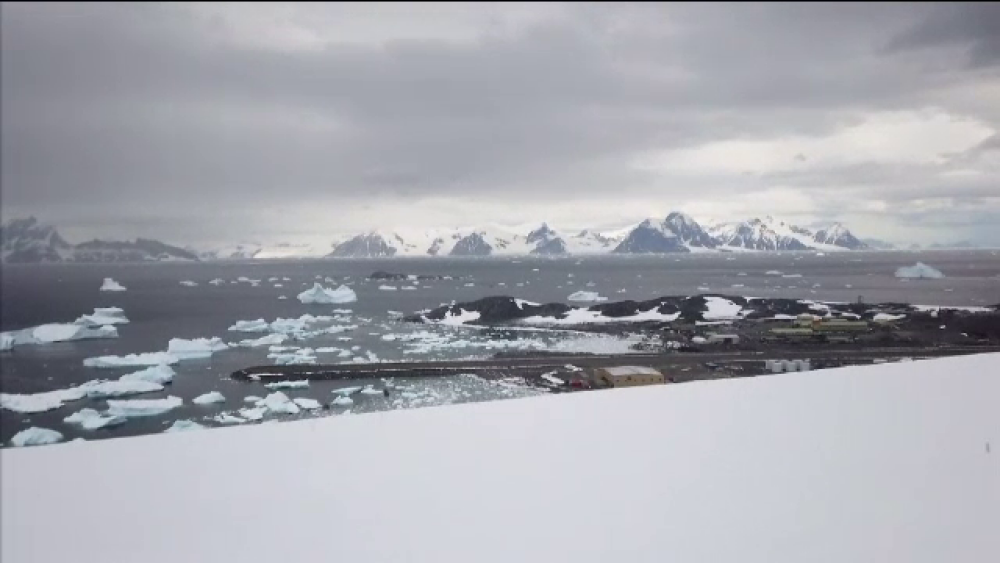 O bucată uriașă din calota polară, pe cale să se desprindă. Previziuni crunte pentru mediu - Imaginea 3