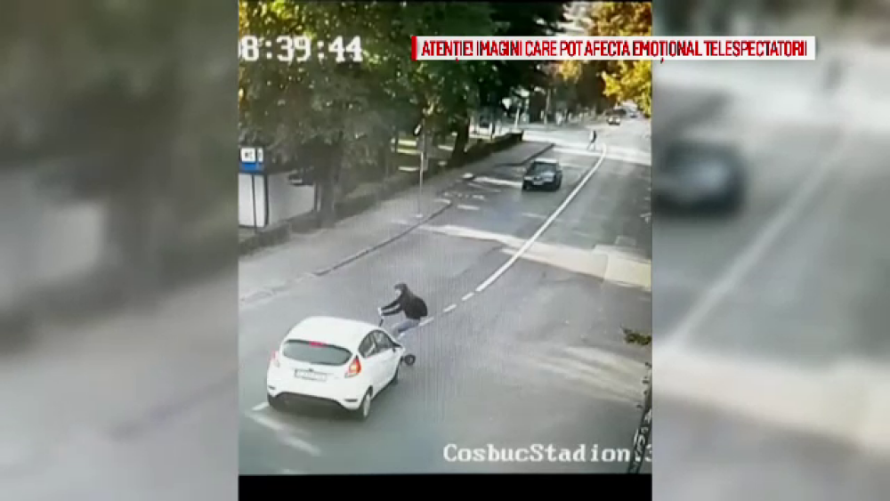 Momentul în care o tânără este lovită în timp ce mergea cu trotineta electrică. VIDEO - Imaginea 2